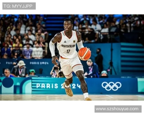 德国足球明星在比赛中意外倒地引发球迷热议与媒体关注